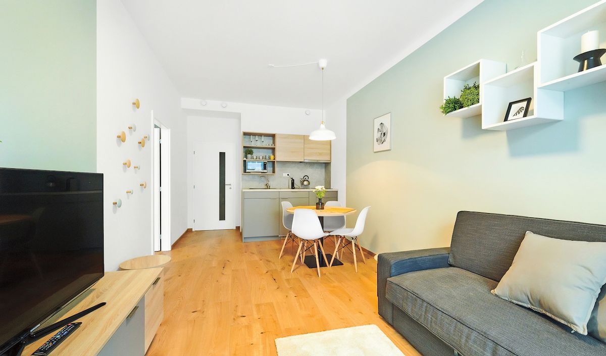 Mít propojený obývák s kuchyní je dnes moderní. Vzdušně může působit i v případě, že půjde o malou místnost. Jen úložné prostory budete muset mít jinde. 