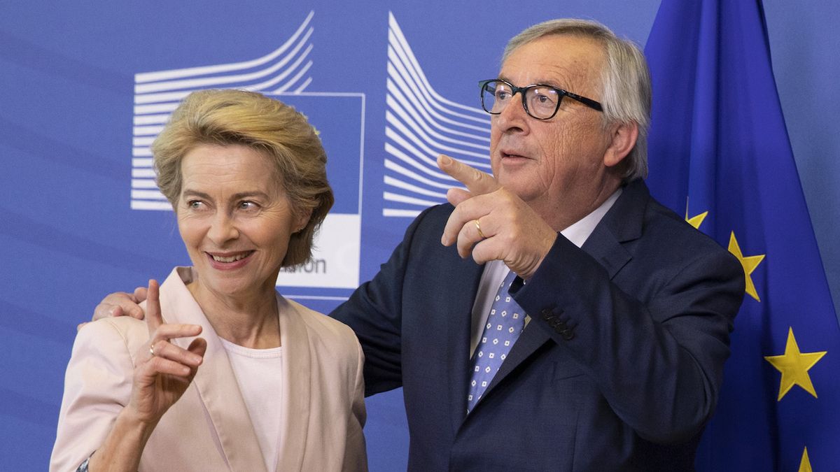 Německá ministryně obrany Ursula von der Leyenová s předsedou Evropské komise Jean-Claude Junckerem. 