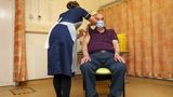 Britové už očkují vakcínou AstraZeneca, EU ji schválí nejdřív v únoru