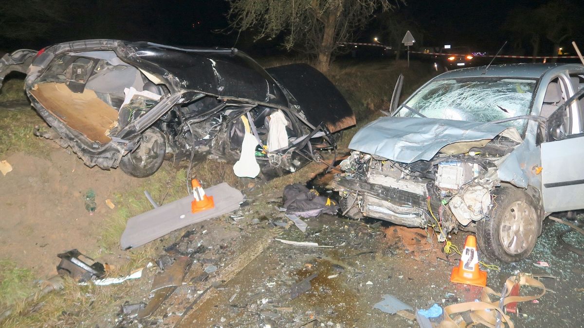 Následky nehody 18letého mladíka (Peugeot 406 vlevo)