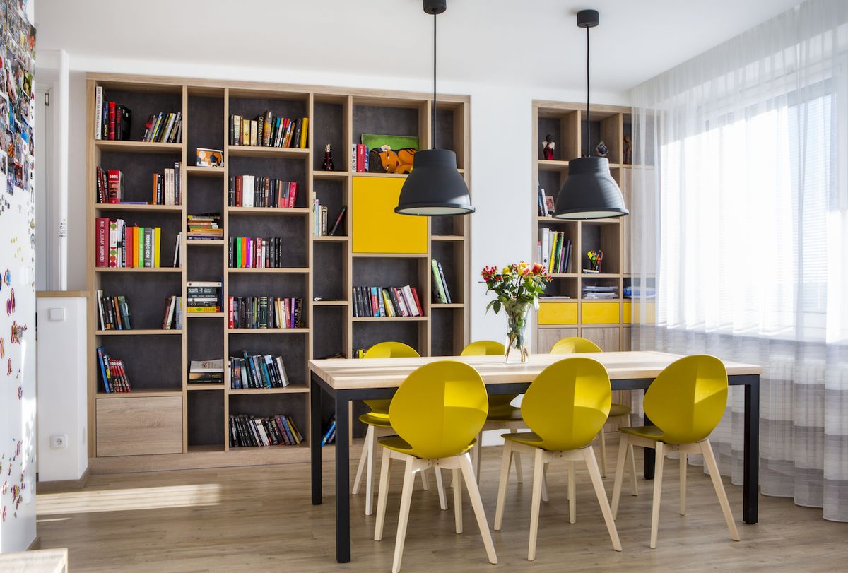 Dominantou obývacího pokoje je velký stůl s šesti pohodlnými židlemi.