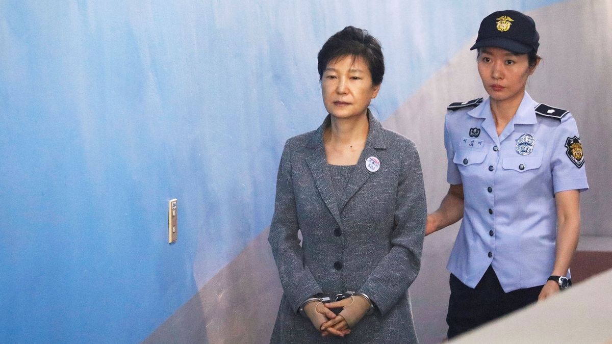 Bývalou jihokorejskou prezidentku Pak Kun-hje přivádějí k srpnu 2017 k soudu 