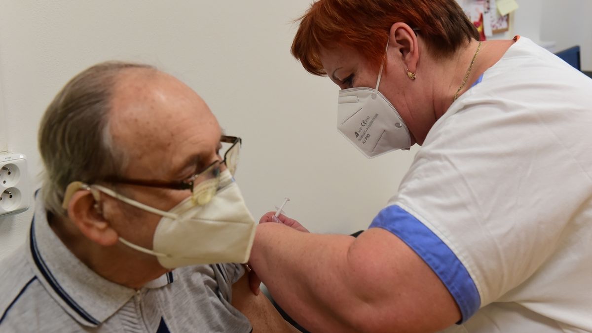 Očkování seniorů starších 80 let ve fakultní nemocnici v Olomouci
