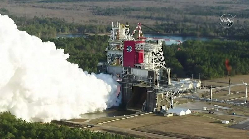 Test motoru měsíční rakety skončil v USA předčasně