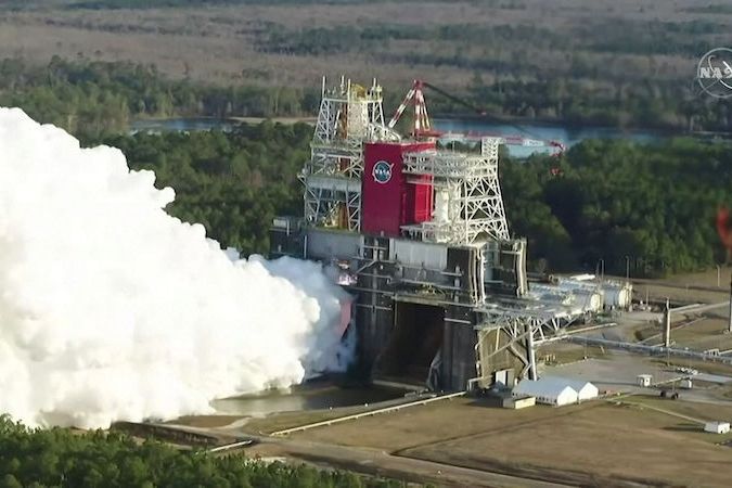 BEZ KOMENTÁŘE: Test motoru nové rakety pro lety na Měsíc skončil v USA předčasně