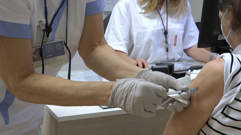 Očkování v pražské nemocnici: Už se tolik neděsím, říká senior