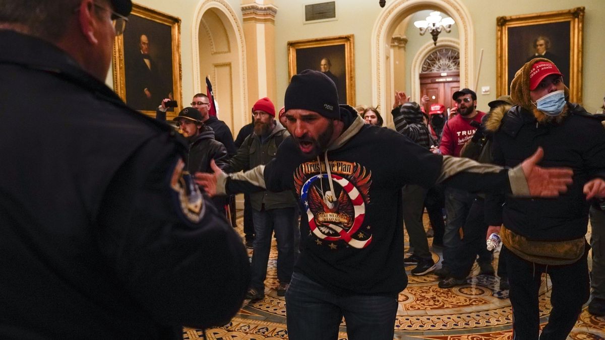 V USA se přiznal první člověk k napadení policisty při nepokojích v Kongresu