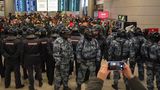 Navalného po přistání v Moskvě hned zadrželi