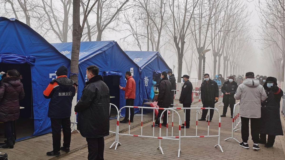Obyvatelé Pekingu čekají na PCR testy