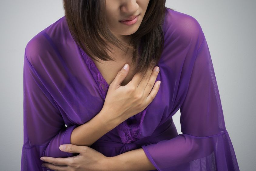 Nejčastějším příznakem infarktu bývá náhlá bolest na hrudi. U mnoha žen se může ale projevovat i jinak. 