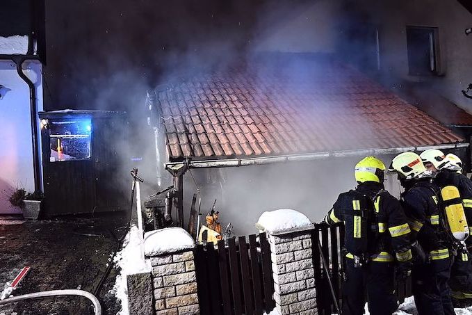 BEZ KOMENTÁŘE: Požár rodinného domu v pražských Jinonicích