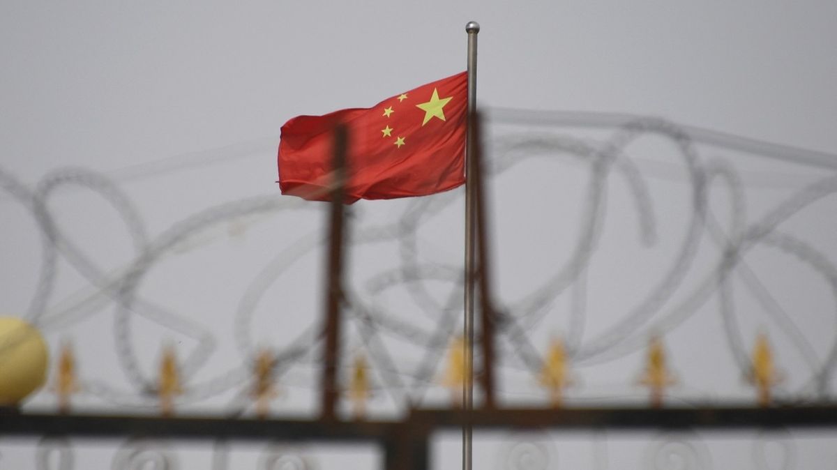 Čínská vlajka v provincii Sin-ťiang. 