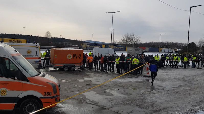 Stovky řidičů kamiónů vzaly útokem covidový stan v Rozvadově, ve frontě stáli hodiny