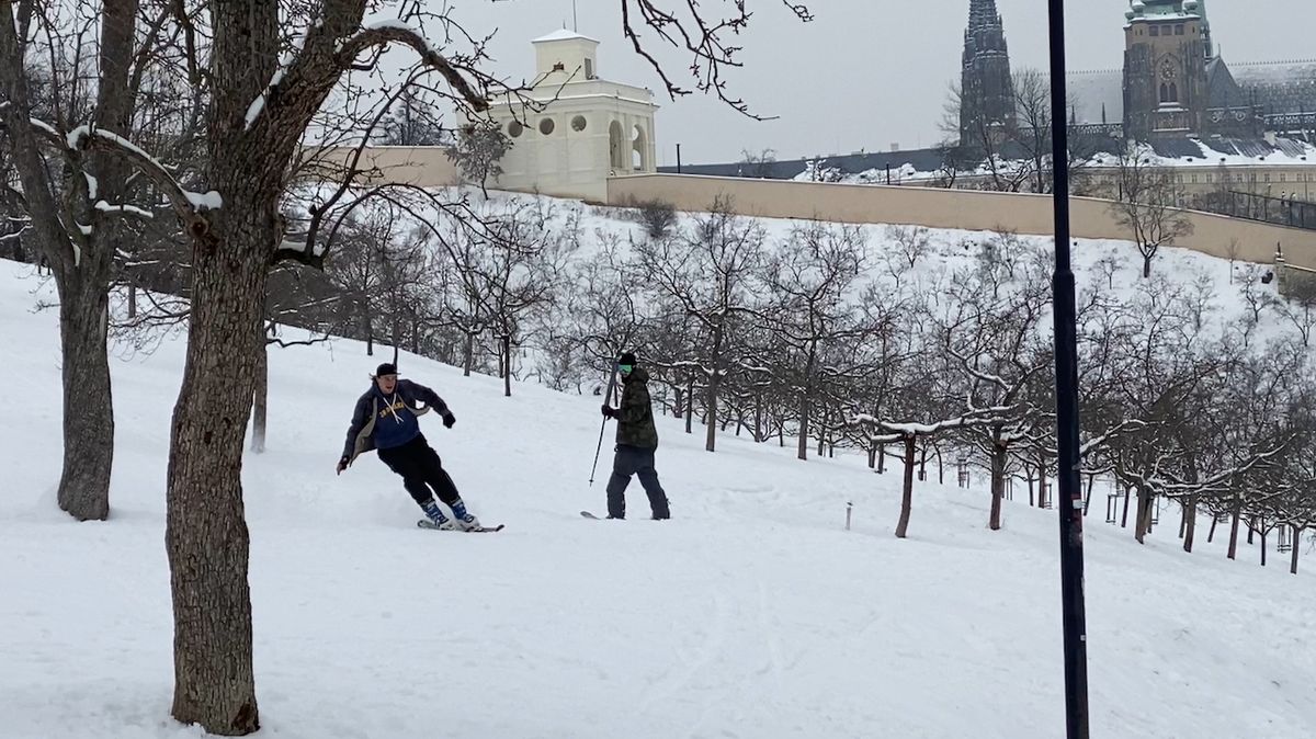 Podle strážníků lyžaři na Petříně porušili vyhlášku o veřejné zeleni
