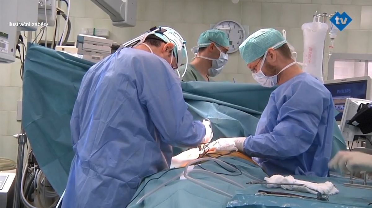 Pacientovi v Motole transplantovali plíce poškozené covidem-19