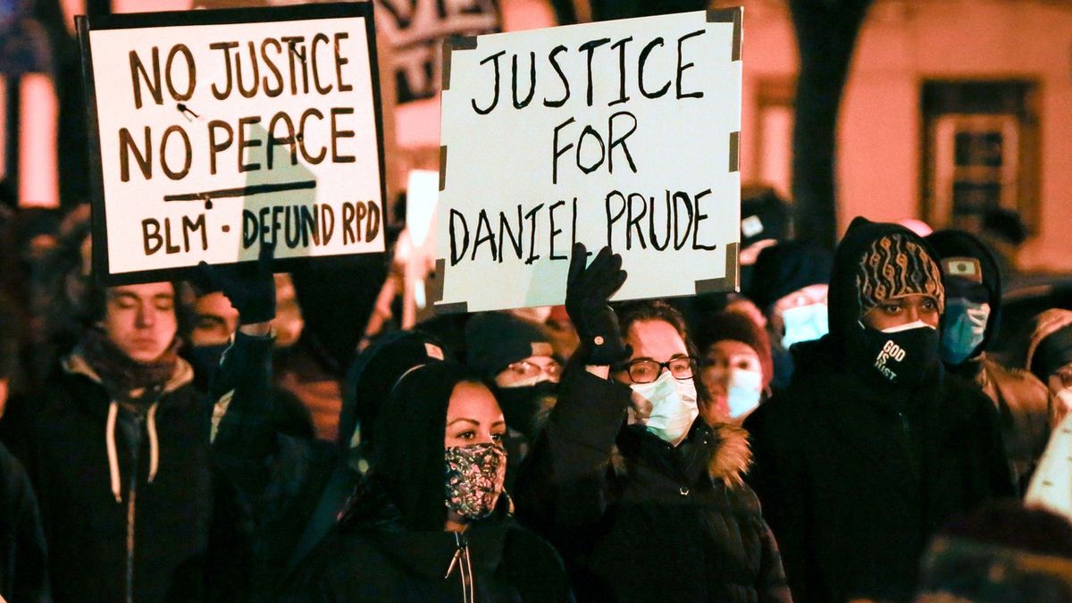 Lidé požadující spravedlnost pro Daniela Prudea, který zemřel loni v září po policejním zásahu