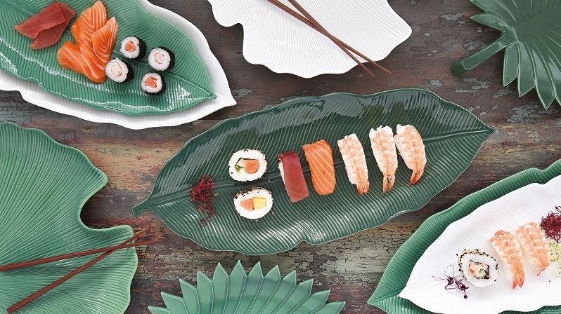 Pokud se vám sushi na první pokus nepovede, dožeňte estetiku trendy talíři ve tvaru listů.