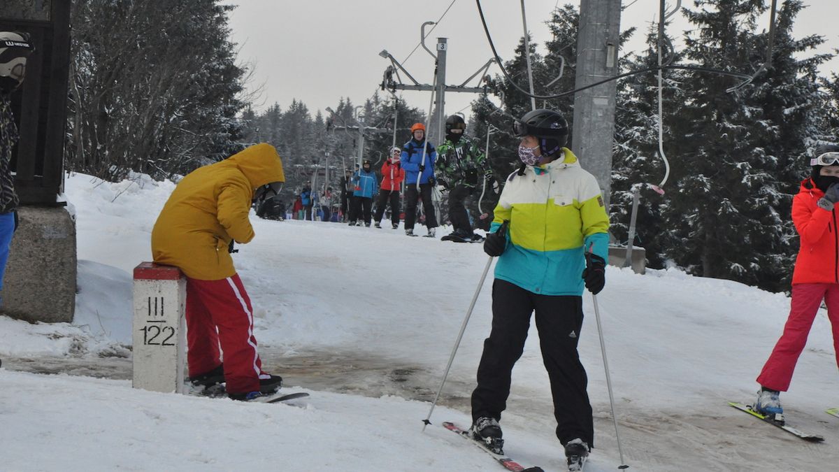 Naplno rozjetý skiareál v polském Zielenienci.