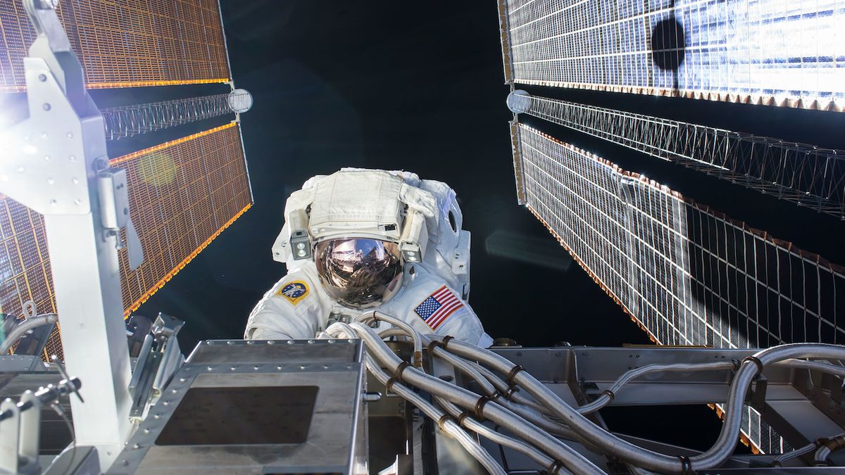 Astronautka Kate Rubinsová během své „vesmírné procházky“ v roce 2016