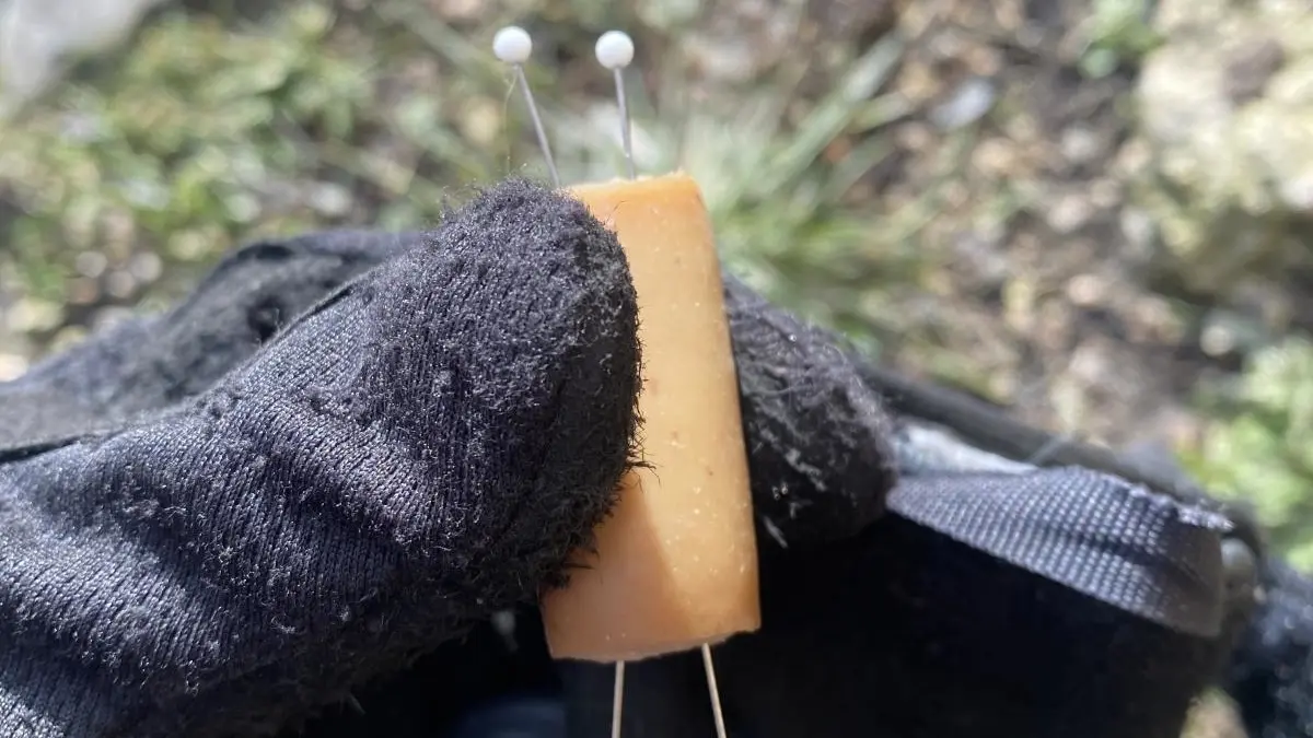 Uzeniny plné jehel. Na Českobudějovicku někdo opakovaně rozhazuje nebezpečné návnady