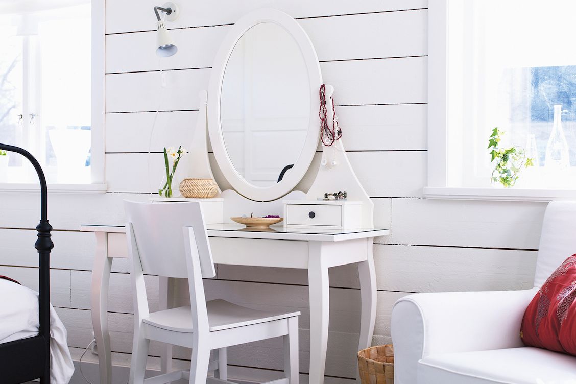 Hemnes je toaletní stolek se zrcadlem, barva bílá, velikost 100 x 50 cm, cena 3990 Kč.