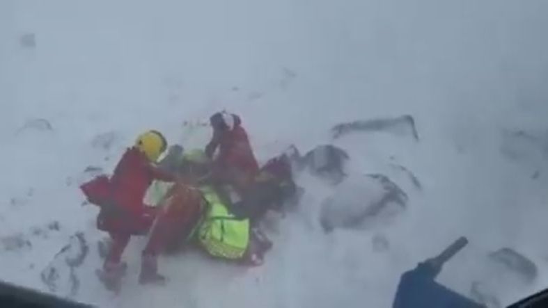 Skialpinistka, kterou zavalila lavina v Krkonoších, zemřela