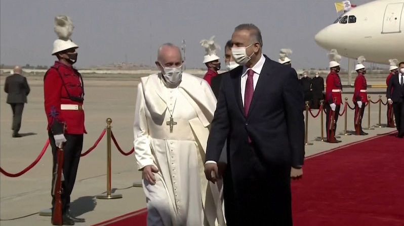 Setkání minaretů a zvonů: Papež přiletěl do Iráku zastavit exodus křesťanů
