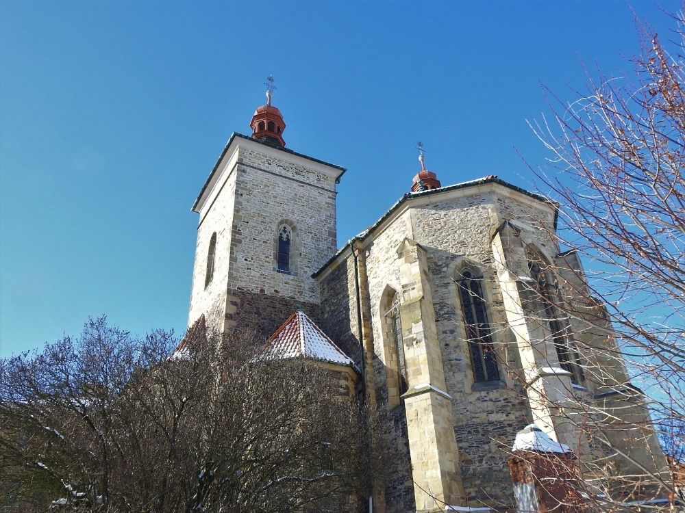 Kostel svatého Štěpána byl na přelomu minulého století puristicky upraven K. Hilbertem.