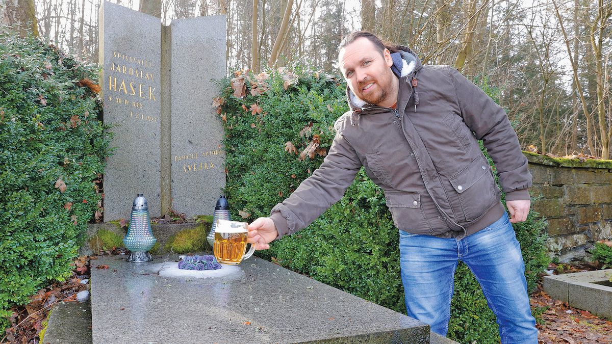 „Jaroslavu Haškovi se nosí na hrob alkohol. Je to tradice,“ říká jeho pravnuk Martin.