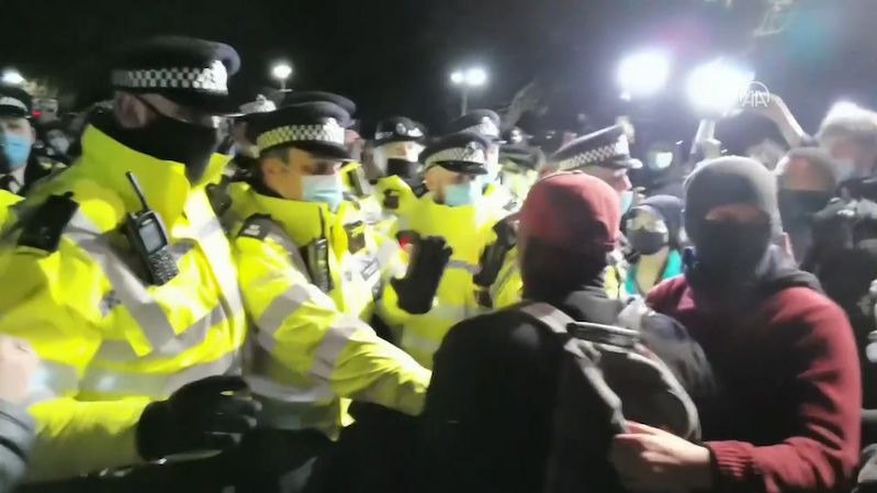 V Británii to vře kvůli zásahu policistů proti truchlícím ženám