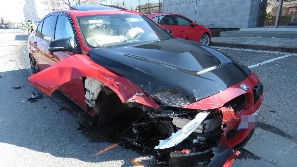 Zdrogovaný řidič BMW smetl auto kapely Poetika