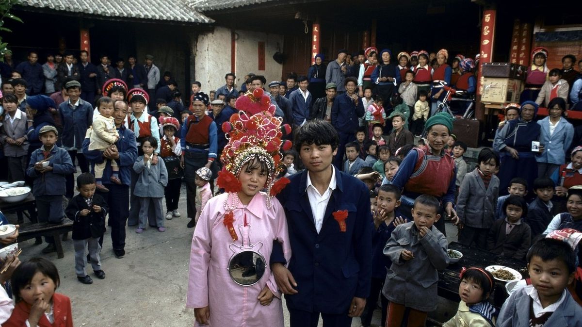 Svlékání nevěsty či klobása v rozkroku. Čínské město zakázalo „tradiční“ svatební hry