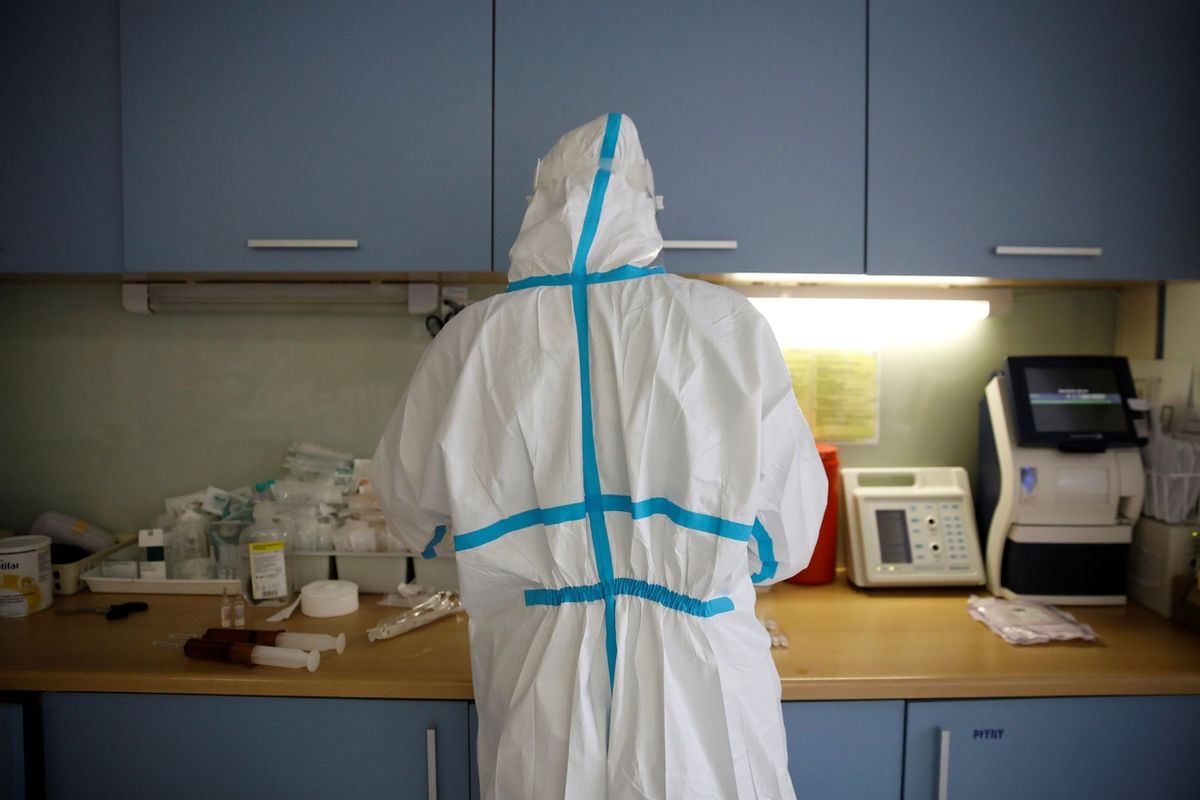 Zdravotník připravuje léky v nemocnici ve Varšavě.