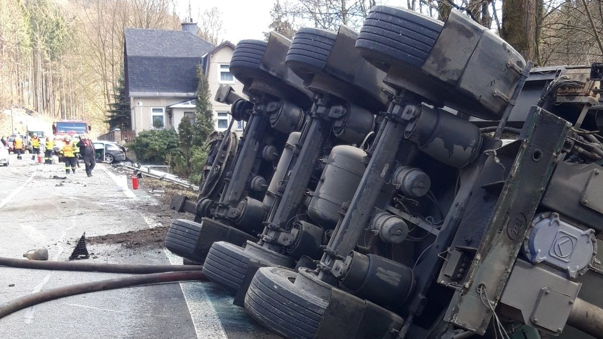 Srážka osobního auta a cisterny s močůvkou uzavřela horskou silnici na Jablonecku