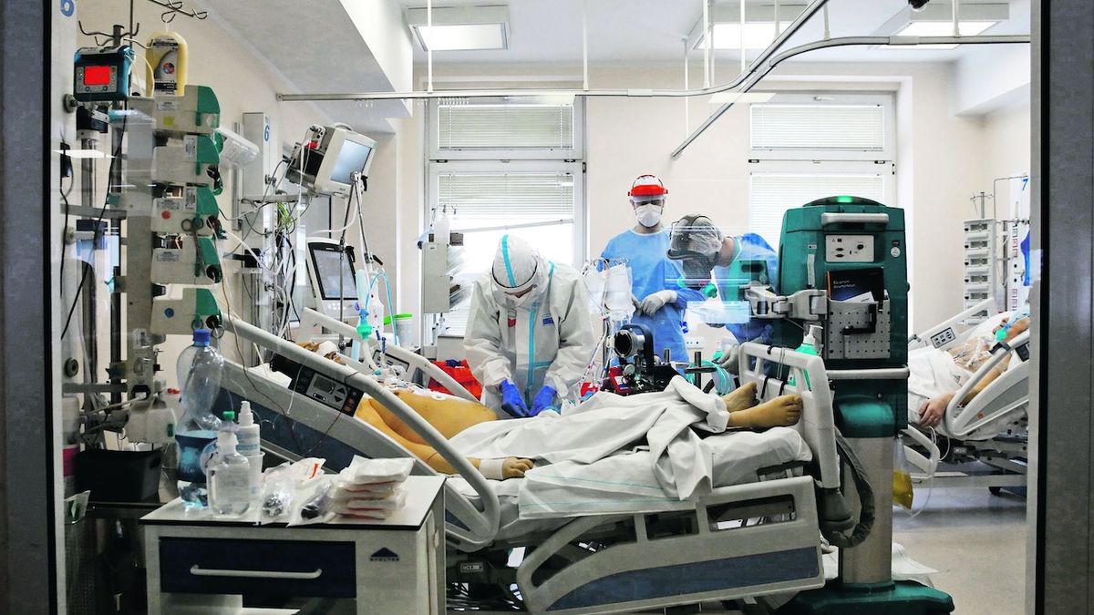 Lékaři pečují o nemocné na covidovém oddělení nemocnice MSWiA ve Varšavě.