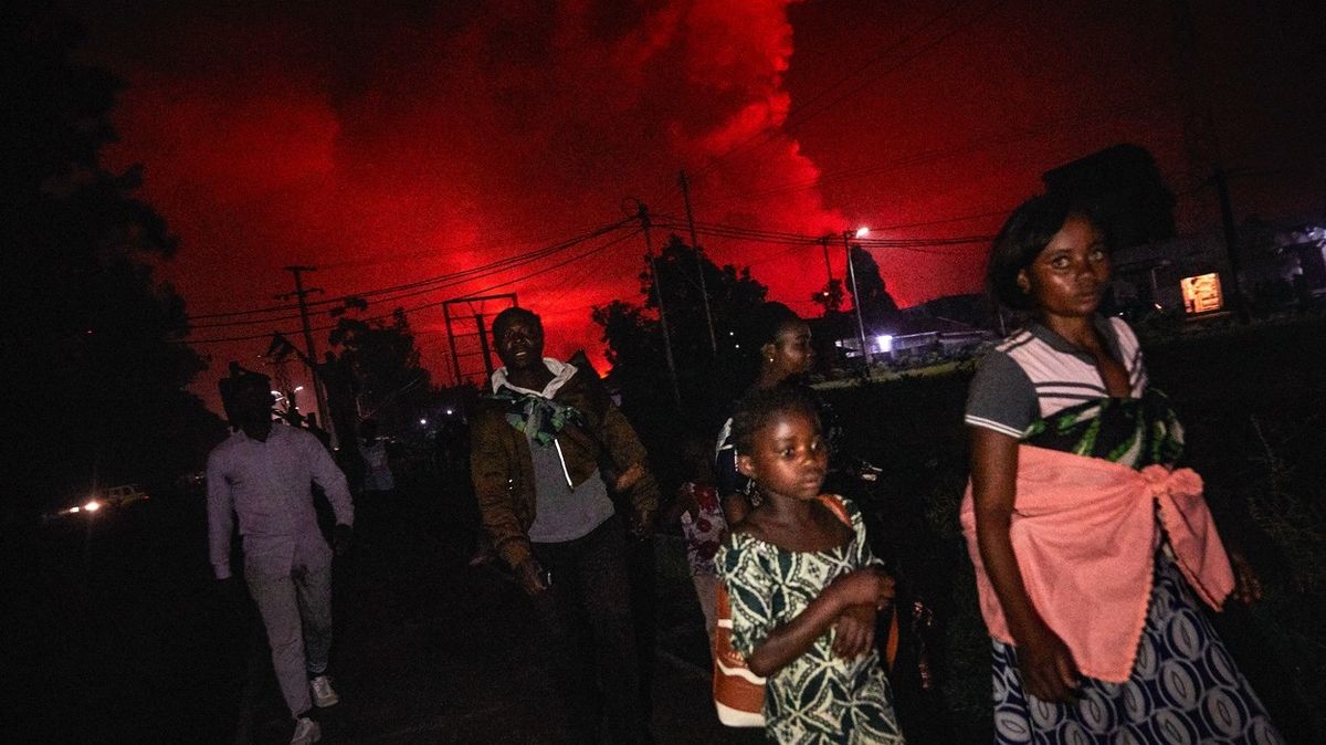 Lidé prchající před erupcí sopky Nyiragongo