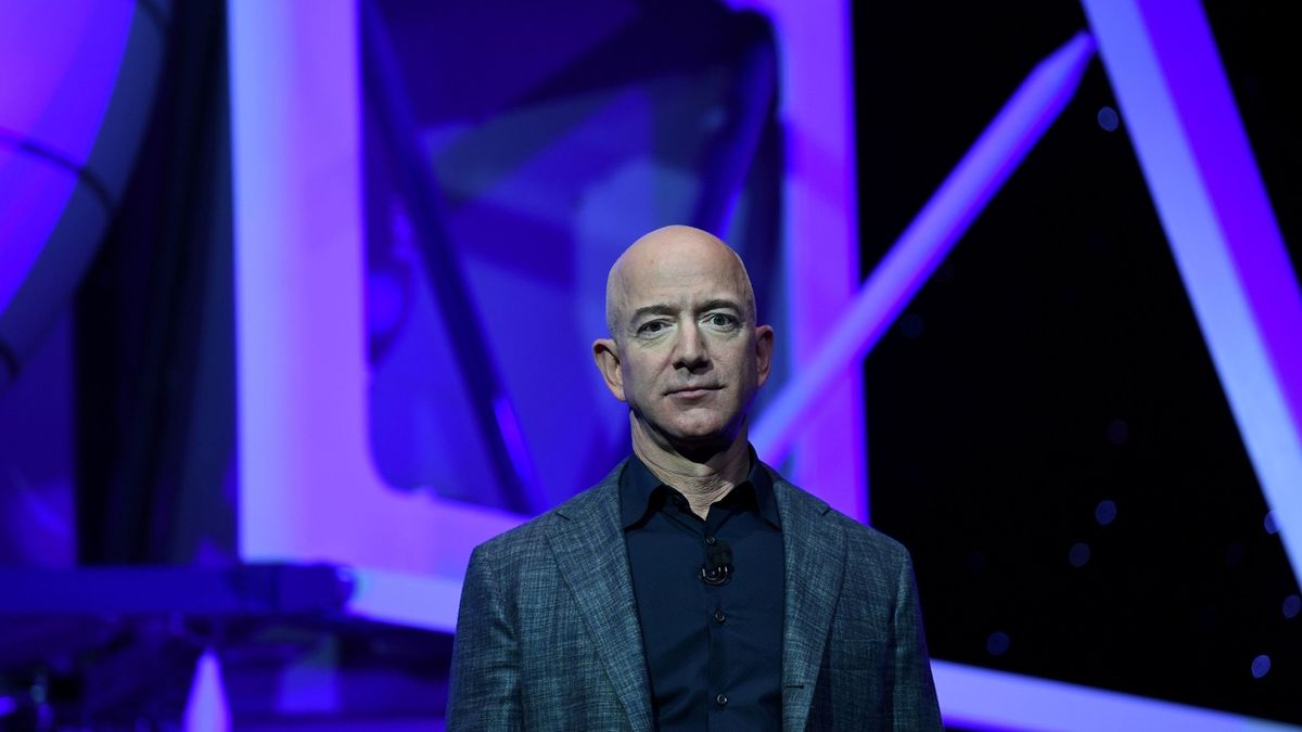 Miliardář Bezos se chystá příští měsíc do vesmíru
