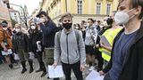 Stovka studentů pochodovala centrem Prahy, požadovala úřední maturity