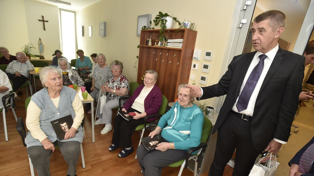 Andrej Babiš na návštěvě domova seniorů v Luhačovicích v roce 2016