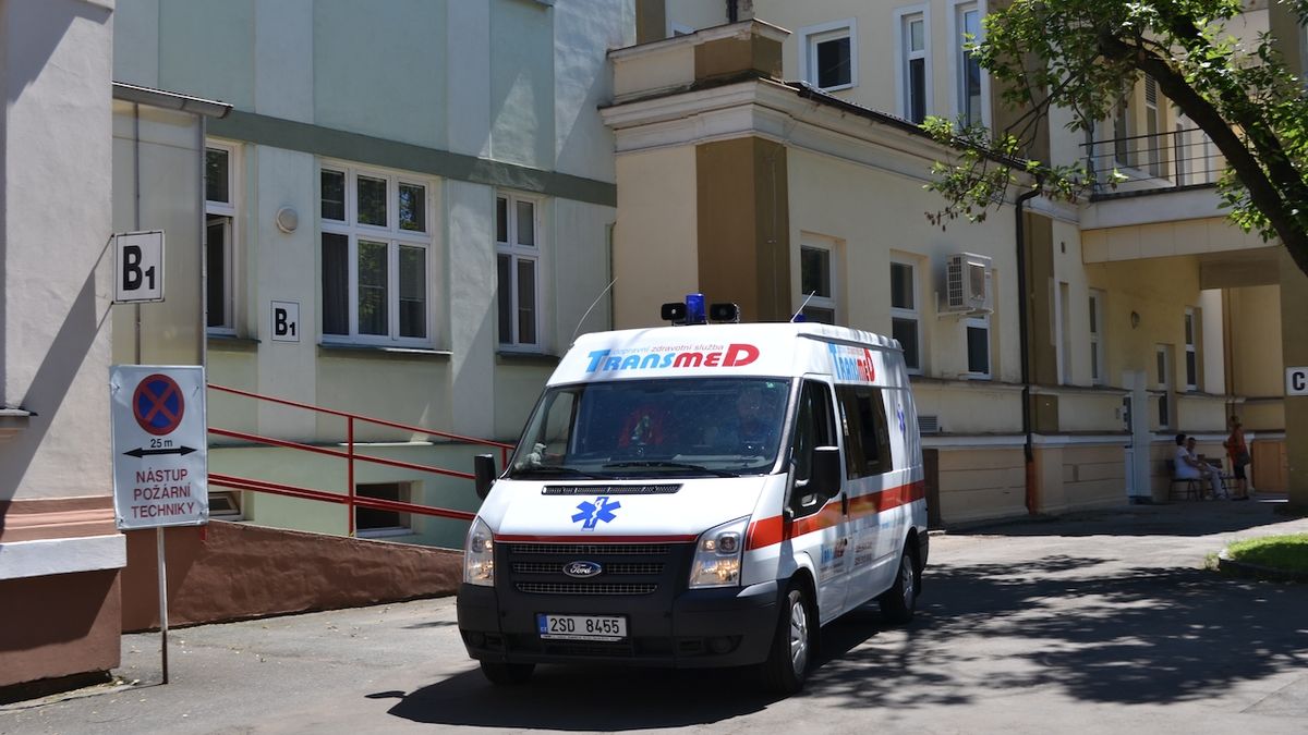 Útočník si v nemocnici v Nymburku počkal na zdravotní sestru a udeřil ji lopatou do hlavy