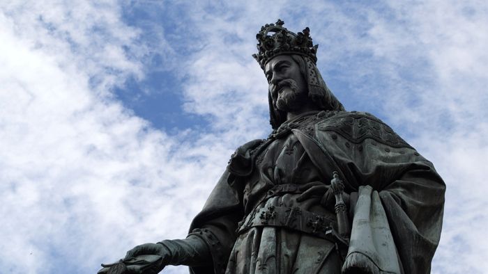 Socha Karla IV. u Karlova mostu na Křižovnickém náměstí v Praze