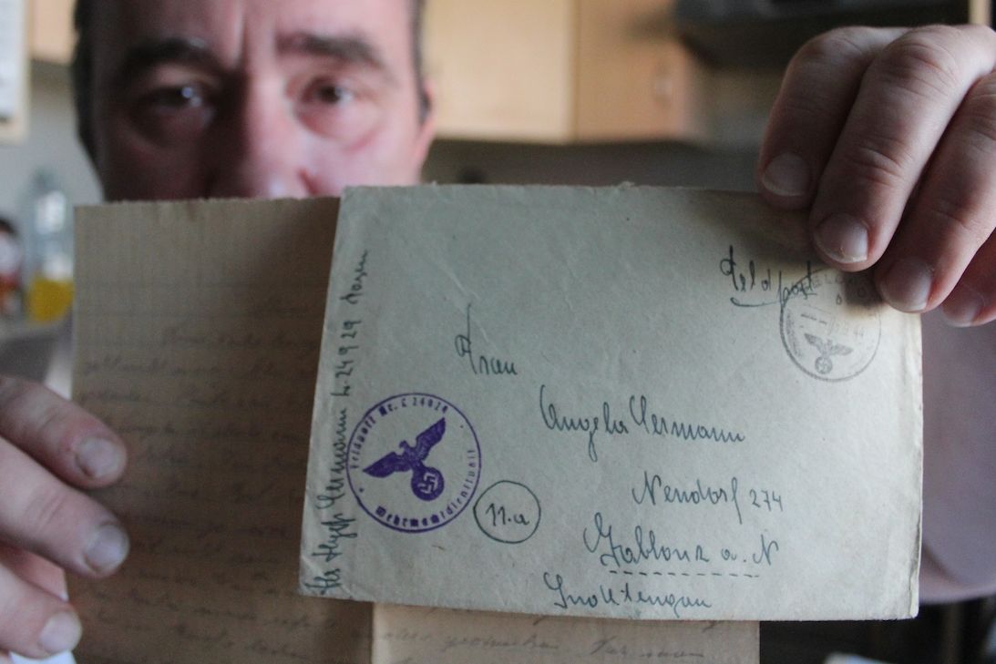 Tomáš Hrnčárek ukazuje jednu z obálek s dopisem od Kamila Cermana, které psal z východní fronty manželce a synovi.