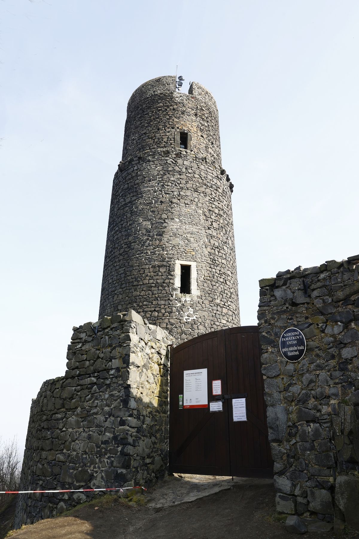 Černá věž u vstupu do hradu