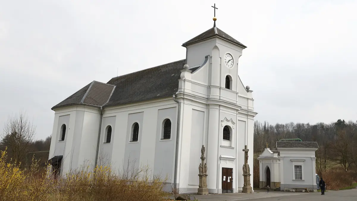 Když turisté vyjdou z proslulého šikmého kostela, uvidí továrnu, zlobí se lidé na Karvinsku
