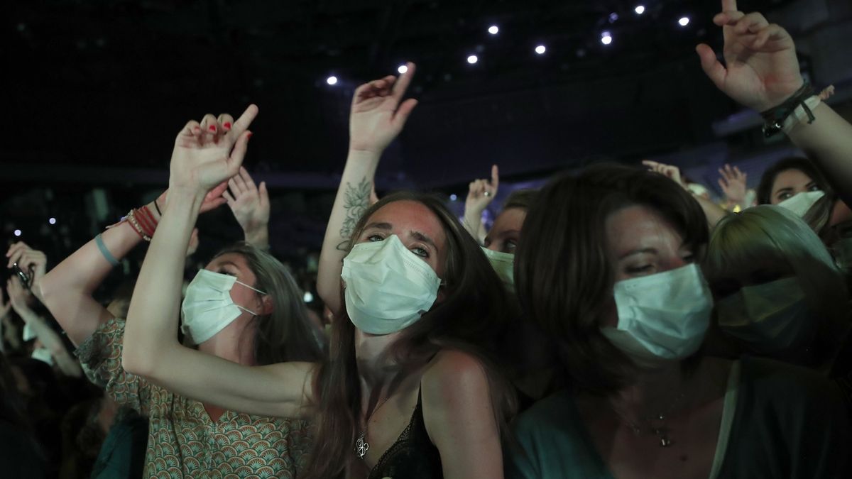 Návrat k normálnímu životu: V Paříži přišlo na rockový koncert 5000 lidí
