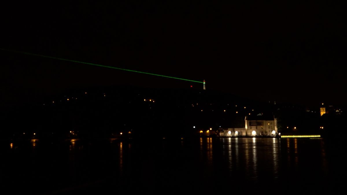 Osvětlená noční Praha během generální zkoušky Signal Festivalu ke Dni světla