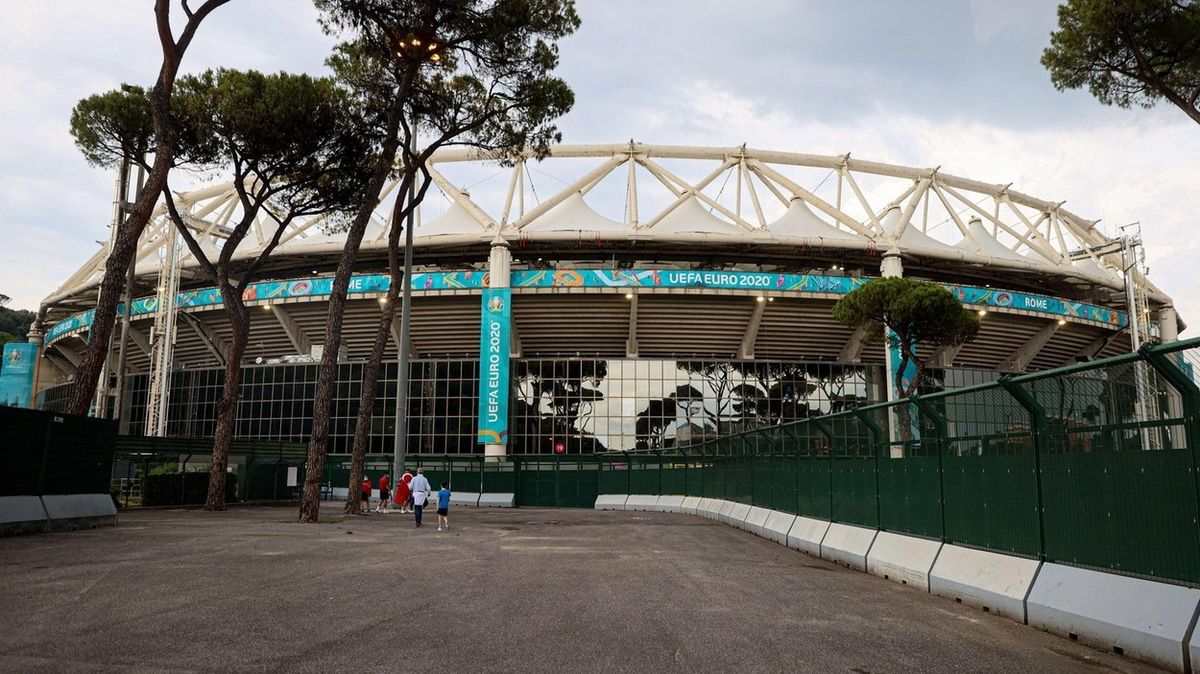 V autě nedaleko stadionu v Římě, kde se hraje EURO, našli nálož se šrouby