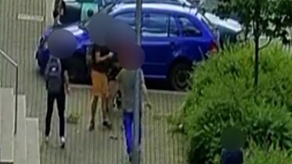 Násilník bil na ulici ženu s dítětem, protože mu nedala peníze
