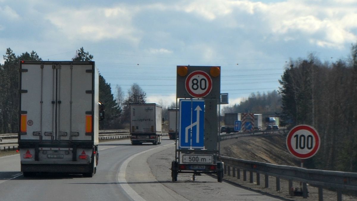Neukáznění kamioňáci komplikují dopravu na objížďkách zavřené D1