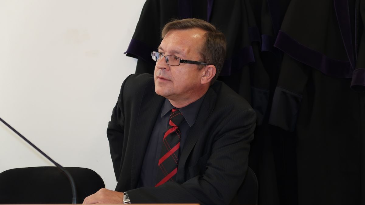 Soud snížil exposlanci Škárkovi trest za nenávistné výroky
